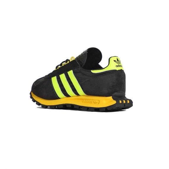 کتانی ورزشی ادیداس مشکی و زرد بسیار راحت و نرم مخصوص دویدن با بندهای مشکی و درج نام adidas در پشت پاشنه
