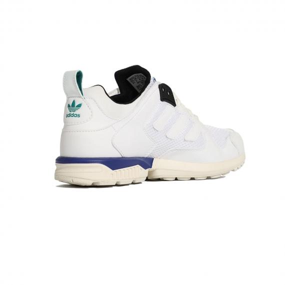 ادیداس زد ایکس Zx5000 سفید با حاشیه ابی دور پاشنه کفش و نام adidas در قسمت پشتی از نما3رخ داخل پا چپ