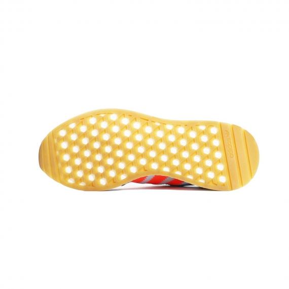 زیره کفش اینیکی رانر زرد و سفید با با منافذ دایره‌ای و درج نام adidas بر آن بسیار مقاوم و مستحکم