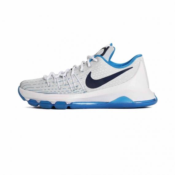 کفش مخصوص بسکتبال نایک با رویه مشبک سفید و آبی و زیره لاستیکی شیار دار آبی همراه با لوگوی Nike مشکی در کناره کفش و نام KD مشکی بر زبانه