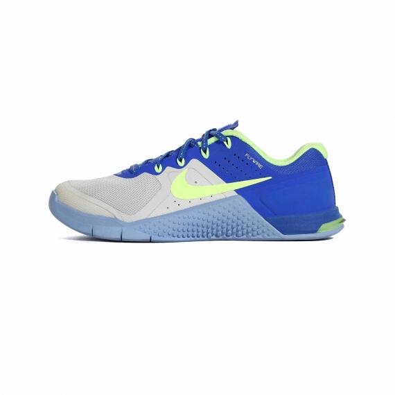 کفش نایک مدل متکون 2 با رنگ طوسی و آبی تیره با لایه میانی آبی روشن و بندهای آبی همراه با پارچه داخلی و نماد Nike سبز رنگ