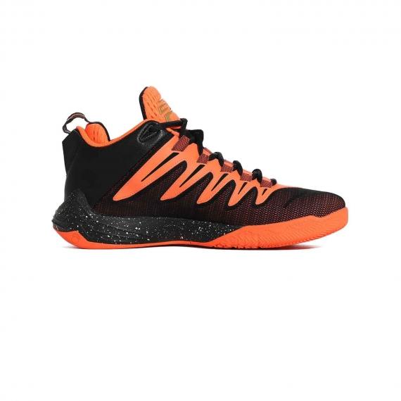 کفش مخصوص بسکتبال مردانه و پسرانه با طرح‌های نارنجی بر رویه کفش از نمای داخلی پای چپ