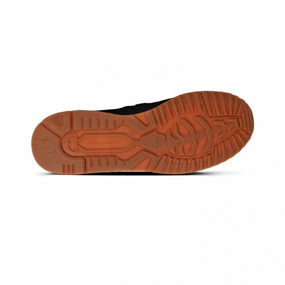 زیره کفش مخصوص پیاده روی نیو بالانس با زیره طبی و ارگونومیک بسیار مقاوم قهوه‌ای روشن دارای عاج و شیار از نمای نزدیک