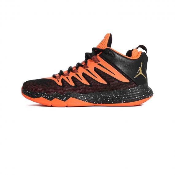 کفش بسکتبال نایک ایر جردن با رویه چرم و مِش مشکی و نارنجی با درج لوگوی بسکتبالیست در حال پرش از نمای بغل پای چپ