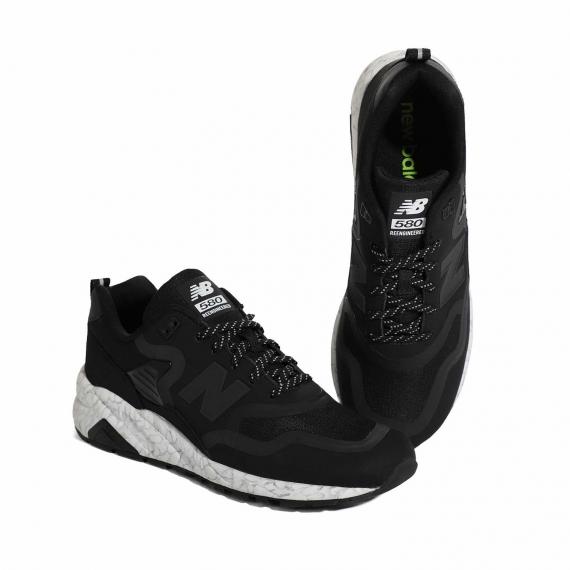 کفش مردانه اسپرت مشکی مدل 2020 با قیمت مناسب از نمای روبرو پای چپ ایستاده کنار پای راست