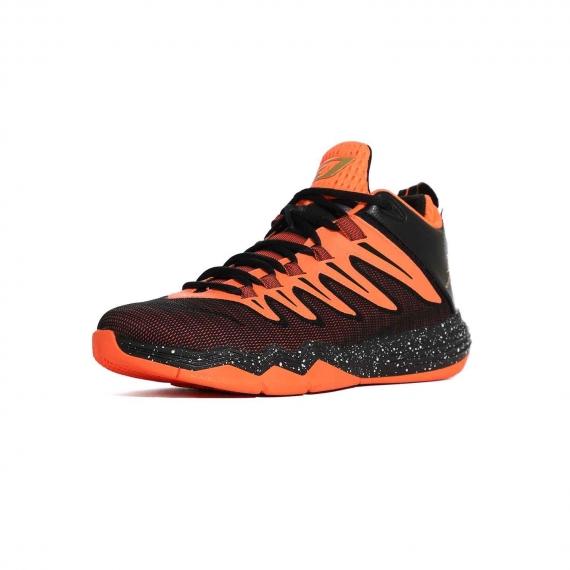 کفش بسکتبال نایک ایر جردن نارنجی و مشکی با زیره طبی و ارگونومیک از نمای 3رخ لنگه پای چپ