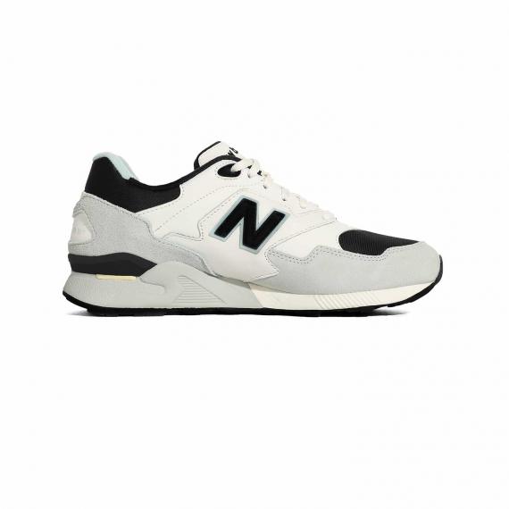کفش مردانه و زنانه ورزشی نیوبالانس اورجینال مخصوص دویدن با درج نام N مشکی در کناره کفش از نمای داخل پای چپ