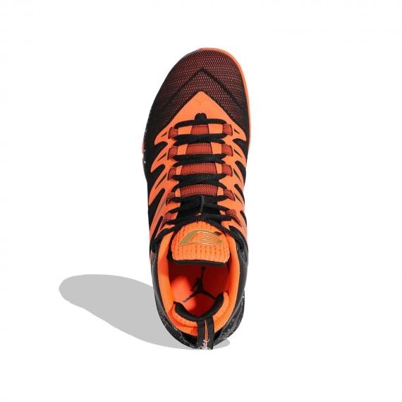 کفش ورزشی مایکل جردن نارنجی و مشکی با بندهای مشکی و رویه توری و چرم سبک برای تهویه هوا  از نمای روبرو پای چپ ایستاده