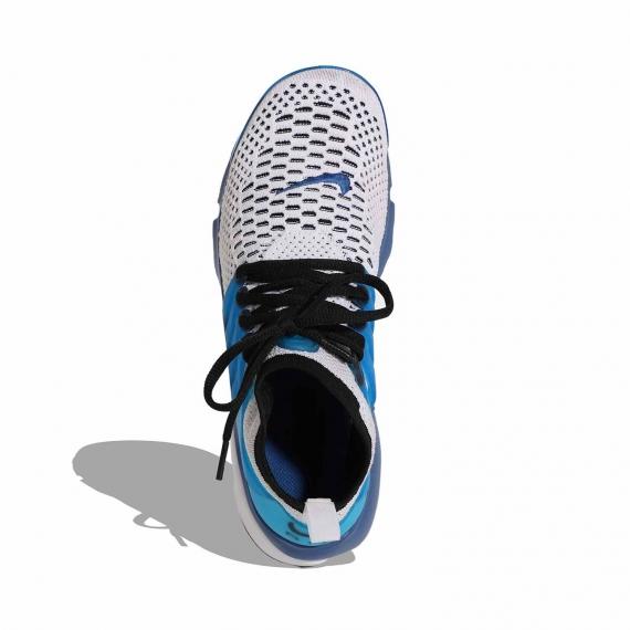 کفش نایک اورجینال مخصوص بسکتبال با رویه منفذ دار سفید و مشکی و لوگوی Nike بر رویه از نمای روبرو پای چپ ایستاده
