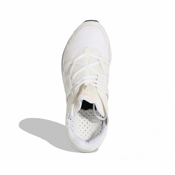 جدیدترین کفش پیاده روی زنانه و مردانه تابستانی مناسب خار پاشنه سفید یک دست جفت شده پای راست در حالت عمودی د ر کنار پای چپ در حالت افقی