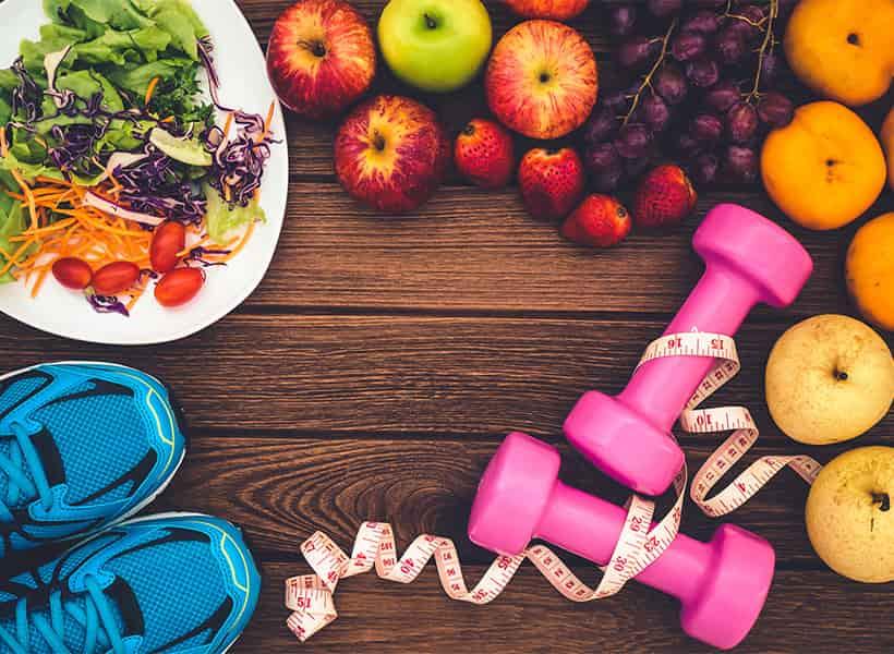 میوه و غذاهای سالم در کنار تصویر دمبل، ورزش و کفش ورزشی برای لاغری سریع
