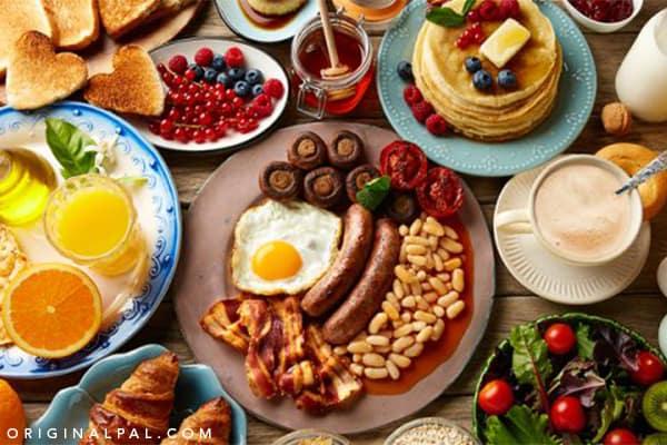 انواع مواد غذایی پروتئینی بر روی میز صبحانه برای رسیدن به کاهش وزن