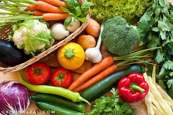 میز پر از سبزیجات رنگی و تازه برای رسیدن به رژیم غذایی سالم