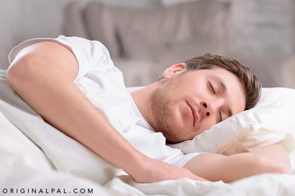 مردی در حال خواب برای حفظ سلامت بدن
