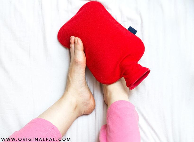 استفاده از کیسه آب گرم برای درمان سرد شدن پا