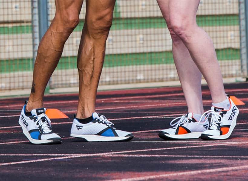 جدیدترین کفش رانینگ بدون داشتن پاشنه در دو رنگ ابی و نارنجی در پای دوندگان در زمین مسابقات