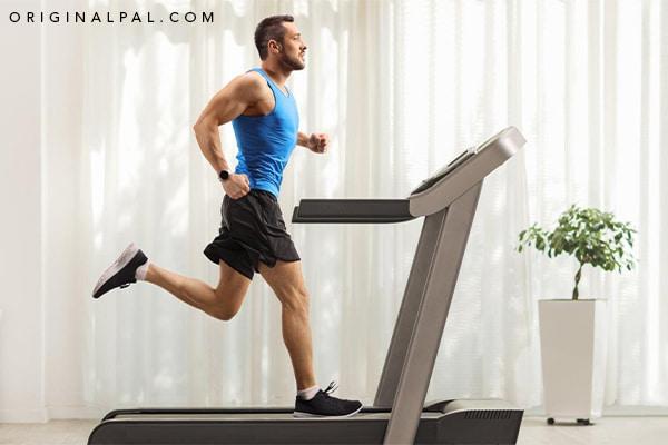 ورزشکار مرد در حال دویدن بر روی تردمیل برای رسیدن به وزن ایده‌آل و کاهش وزن