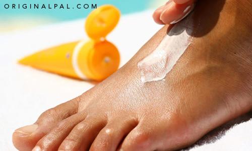 استفاده از ضد آفتاب برای پا در فصل تابستان برای جلوگیری از آفتاب سوختگی