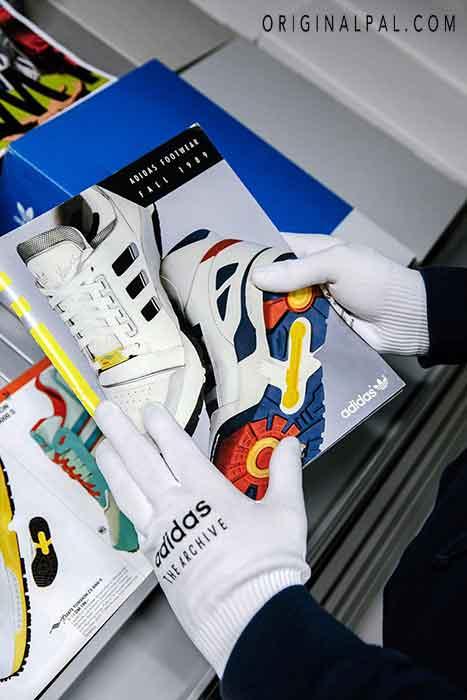کاتالوگ اولیه کفش های زد ایکس در حال ورق زدن در دست فردی با دستکش