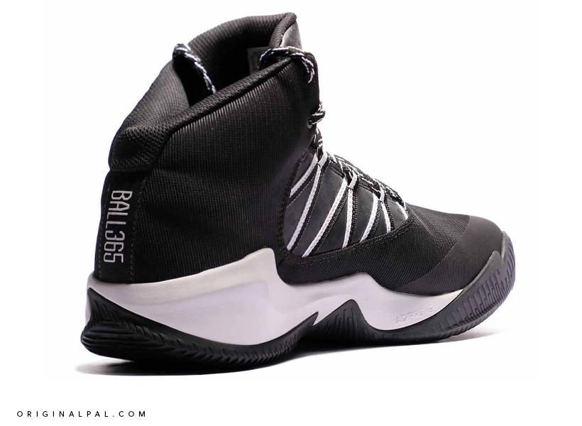 کفش بسکتبال ادیداس سیاه و سفید با ساق بلند از نمای 3رخ پشت کفش